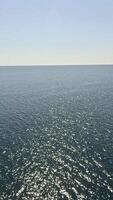 mare acqua superficie. aereo Visualizza, telecamera mosche al di sopra di chiaro mare acqua. nessuno. vacanza ricreazione concetto. astratto nautico estate oceano natura. lento movimento. vicino su. verticale video