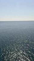 mare acqua superficie. aereo Visualizza, telecamera mosche al di sopra di chiaro mare acqua. nessuno. vacanza ricreazione concetto. astratto nautico estate oceano natura. lento movimento. vicino su. verticale video