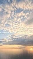 timelapse pluizig cumulus wolken in beweging in helder gouden zonsondergang lucht over- zee. abstract antenne natuur zomer oceaan zonsondergang, zee en lucht visie. vakantie, reis, vakantie concept. weer en klimaat verandering video