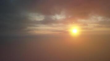 abstrakt Antenne Natur Sommer- Ozean Sonnenuntergang Meer und Himmel Hintergrund. natürlich Himmel mit geschwollen Stratocumulus Wolken Komposition. Himmel Ersatz zum Verbundwerkstoffe. Urlaub, Ferien und Freizeit Konzept video