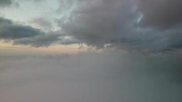 astratto aereo natura estate oceano tramonto mare e cielo sfondo. naturale cielo con gonfio stratocumulus nuvole composizione. cielo sostituzione per compositi. vacanza, vacanza e ricreativo concetto video