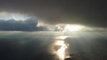 astratto aereo natura estate oceano tramonto mare e cielo sfondo. piccolo onde su chiaro acqua superficie nel movimento sfocatura con bokeh luci a partire dal Alba. vacanza, vacanza e ricreativo concetto video