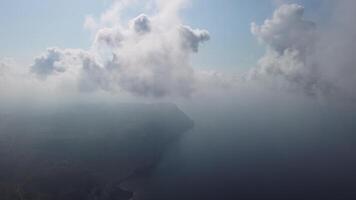 resumen aéreo naturaleza verano Oceano puesta de sol mar y cielo antecedentes. pequeño olas en claro agua superficie en movimiento difuminar con bokeh luces desde amanecer. día festivo, vacaciones y recreativo concepto video