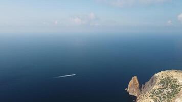 aérien vue de au dessus sur calme Azur mer et volcanique rocheux rivages. petit vagues sur l'eau surface dans mouvement se brouiller. la nature été océan mer plage Contexte. personne. vacances, vacances et Voyage concept video