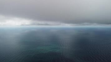 astratto aereo natura estate oceano tramonto mare e cielo sfondo. piccolo onde su chiaro acqua superficie nel movimento sfocatura con bokeh luci a partire dal Alba. vacanza, vacanza e ricreativo concetto video