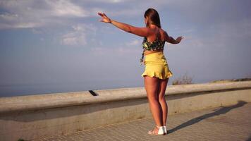 donna estate danza. silhouette di un' contento donna chi balli, gira e solleva sua mani per il cielo. un' giocoso giovane donna gode sua contento momento danza nel il raggi di il d'oro sole. video