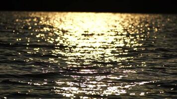 Meer Wasser Oberfläche. niedrig Winkel Aussicht Über klar azurblau Meer Wasser. Sonne Blendung. abstrakt nautisch Sommer- Ozean Natur. Urlaub, Ferien und Reise Konzept. niemand. schleppend Bewegung. Wetter und Klima Veränderung video