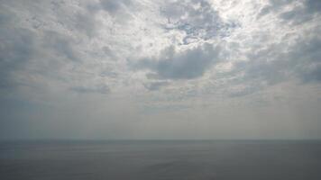 timelapse pluizig cumulus wolken in beweging in helder zonsondergang lucht over- kalmte zee. abstract antenne natuur zomer oceaan zonsondergang, zee en lucht visie. vakantie, reis, vakantie concept. weer en klimaat verandering video