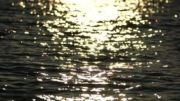 mare acqua superficie. Basso angolo Visualizza al di sopra di chiaro azzurro mare acqua. sole bagliore. astratto nautico estate oceano natura. vacanza, vacanza e viaggio concetto. nessuno. lento movimento. tempo metereologico e clima modificare video