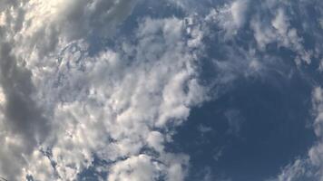 timelapse pluizig cumulus wolken in beweging in helder zonsondergang lucht. abstract antenne natuur zomer oceaan zonsondergang, zee en lucht visie. vakantie, reis, vakantie concept. weer en klimaat verandering video