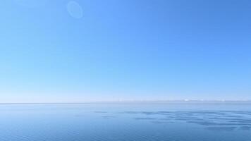 Antenne Aussicht auf Ruhe azurblau Meer und vulkanisch felsig Ufer. klein Wellen auf Wasser Oberfläche im Bewegung verwischen. Natur Sommer- Ozean Meer Strand Hintergrund. niemand. Urlaub, Ferien und Reise Konzept video