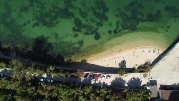 mer baies de sévastopol dans Crimée pendant heure d'été dans ensoleillé temps. le aérien drone panoramique vue un tableau de navires et bateaux, bord de mer tourisme et Voyage destinations. video