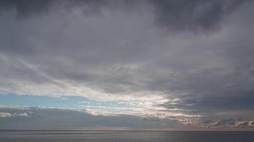 Sonnenuntergang Himmel Wolken Zeitraffer. rot Verbrennung Sonnenuntergang Über Meer und golden leuchtenden Wasser Oberfläche mit Bokeh Beleuchtung von Sonne. abstrakt Natur Sommer- Ozean Meer Hintergrund. Wetter und Klima Veränderung video