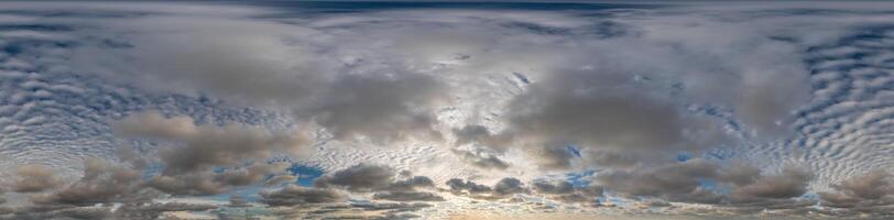 sin costura cielo panorama en puesta de sol con multi en capas nubes en esférico equirrectangular formato con completar cenit para utilizar en 3d gráficos, juego y para aéreo zumbido 360 la licenciatura panoramas como un cielo cúpula. foto