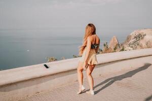 mujer verano bailar. silueta de un contento mujer quien bailes, giros y levanta su manos a el cielo. un juguetón joven mujer disfruta su contento momento bailando en el rayos de el dorado Dom. foto