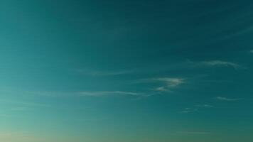 schön Cirrus Wolken. tagsüber Himmel mit Cirrus Wolken. Cirrus Wolken im ein Blau Himmel abbilden Stute s Schwänze. video