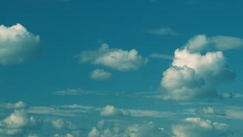 bleu ciel avec blanc des nuages pendant printemps temps dans une ensoleillé journée. agréable bleu ciel avec Soleil faisceau avec nuageux. video