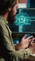 vertical vídeo autoconsciente ai ganhos humanóide Formato dentro computador, acenando mão, cumprimento Está O Criador. auto consciente artificial inteligência saudando programador depois de tornando-se Autônomo e alcançar singularidade, Câmera uma video