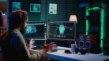 dator forskare programmering kännande artificiell intelligens med egen autonomi, skapande myt begrepp. programmerare på Hem skapande medveten ai superintelligens, kamera b video