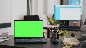 kantoor met groen scherm laptop en Scherm in achtergrond met klanten afspraak lijst, pannen schot. chroma sleutel notitieboekje in financieel afdeling en klanten schema's lijst in de terug Aan toezicht houden op video