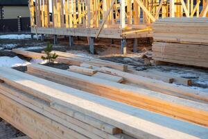 construcción de un de madera marco casa - marco desde el base, paredes, techo en zancos es un construcción sitio, el proceso de edificio un marco foto