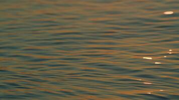 mare superficie con riflessa luce del sole. bellissimo e tranquillo, calmo momento a mare. lento movimento. video