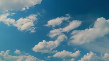 hermosa naturaleza lluvioso nubes Moviente en opuesto dirección a puesta de sol tiempo. mullido blanco nubes lento Moviente nubes nube naturaleza antecedentes. video