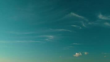 bleu ciel avec cirrus des nuages. magnifique cirrus des nuages sur bleu ciel sur une ensoleillé journée Contexte texture. video