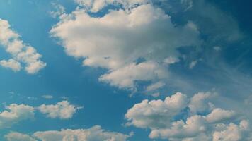 Landschaft Weiß Wolken ziehen um im Gegenteil Richtung. Weiß Wolken Natur. paradiesisch Himmel mit frisch sauber Luft und Blau Himmel. Weiß Wolken Hintergrund. video