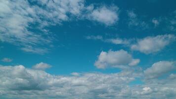 galleggiante soffice nuvole. bellissimo soleggiato blu cielo con wispy fumoso bianca nuvole su diverso strati. video