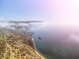 aéreo vista. el zumbido moscas terminado brumoso y mullido nubes azul cielo Dom y mar niebla. resumen aéreo naturaleza verano Oceano puesta de sol mar y cielo antecedentes. horizonte. vacaciones, viaje y fiesta concepto foto