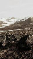 lever du soleil dans un désert rocheux avec des ombres projetées par les collines video