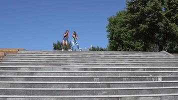 Due bellissimo ragazze amiche siamo contento e saltare in piedi su il passaggi su il strada. lento movimento video