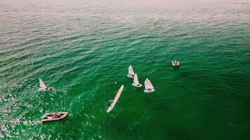 yachting et souper surfant sur le côte de Espagne video