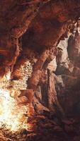 un cueva lleno con un montón de rocas y agua video