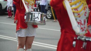 giovane ragazze batterista nel rosso Vintage ▾ uniforme a il parata. strada prestazione. parata di majorette video