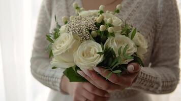 de cerca de el novia participación su Boda ramo de flores video