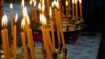 ardente candele nel il cristiano ortodosso Chiesa. il tema di religione, fede e il ortodosso Chiesa video