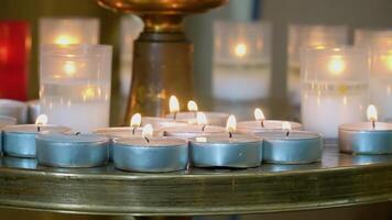 Verbrennung Kerzen im das Christian orthodox Kirche video