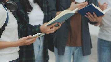 gruppo di giovane asiatico alunno a piedi e parlando a Università prima classe camera. formazione scolastica, indietro per scuola concetto video