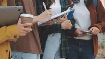 grupp av ung asiatisk studerande gående och talande på universitet innan klass rum. utbildning, tillbaka till skola begrepp video