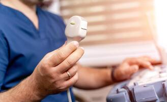 médico con profesional equipo. ultrasonido escáner en médico s manos. diagnósticos sonografía foto