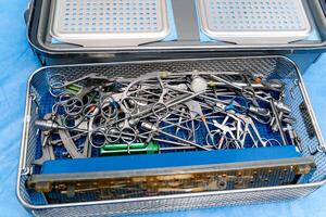 quirúrgico instrumentos y herramientas en el operando habitación. operando herramientas en médico caja. selectivo enfocar. foto