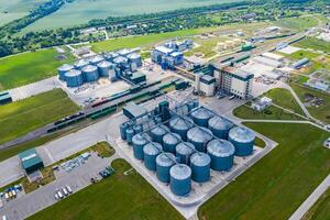 estación de bio gas producción. moderno fábrica. ecológico producción. ver desde arriba. planta en campo. foto