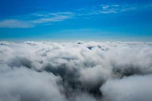 algodón nubes abajo y zafiro cielo arriba. mullido interminable nubes foto