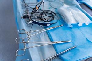 quirúrgico instrumentos arreglado en un estéril campo. herramientas en el operando habitación. de cerca. foto