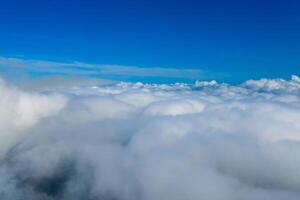 muchos interminable nubes en fantástico azul cielo. nubes abajo el cielo. algodón nubes debajo el cielo. foto