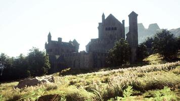 aéreo Visão do medieval castelo com interior e exterior pátio video