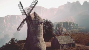 toneel- visie van de oud windmolen van collioure video