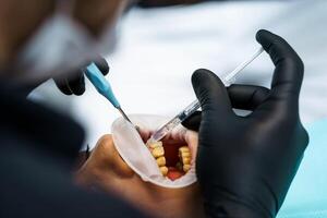 dentista con cliente en un dental oficina. oral cuidado, sano dientes, estomatología concepto. foto